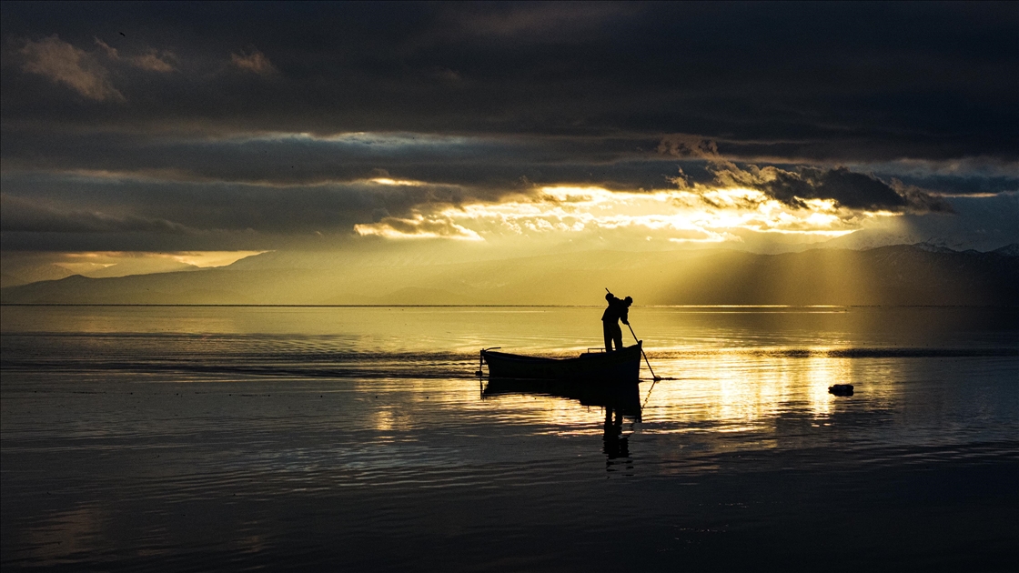 Beyşehir Gölü’nde gün batımında balıkçı mesaisi