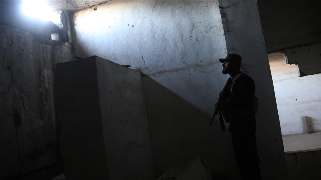 Terör örgütü YPG/SDG'den kurtarılan Rakka'da bir stadyuma kazılan tüneller ve hapishane görüntülendi