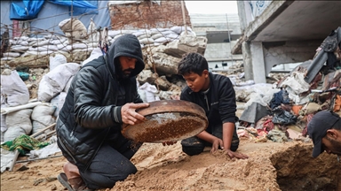 Gazzeli Hamad, eşi ve çocuklarının kemiklerini elekle arıyor
