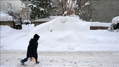 Doğu'da soğuk hava ve kar yaşamı olumsuz etkiliyor