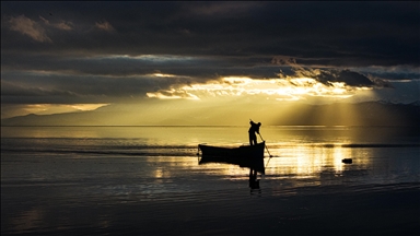 Beyşehir Gölü’nde gün batımında balıkçı mesaisi