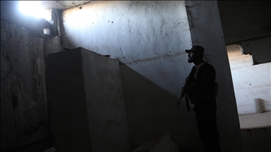 Terör örgütü YPG/SDG'den kurtarılan Rakka'da bir stadyuma kazılan tüneller ve hapishane görüntülendi