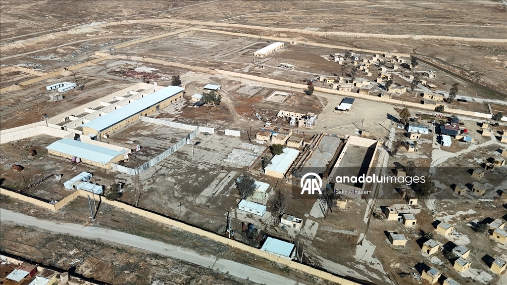 Агентство «Анадолу» зафиксировало тюрьму в городе Шеддади на севере Сирии, где террористическая организация YPG/SDG освободила боевиков ДЕАШ