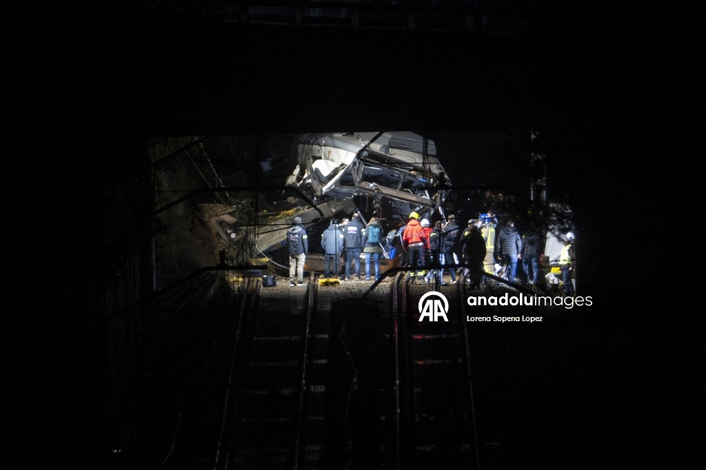 Власти Испании объявили трехдневный траур после смертельного столкновения двух скоростных поездов