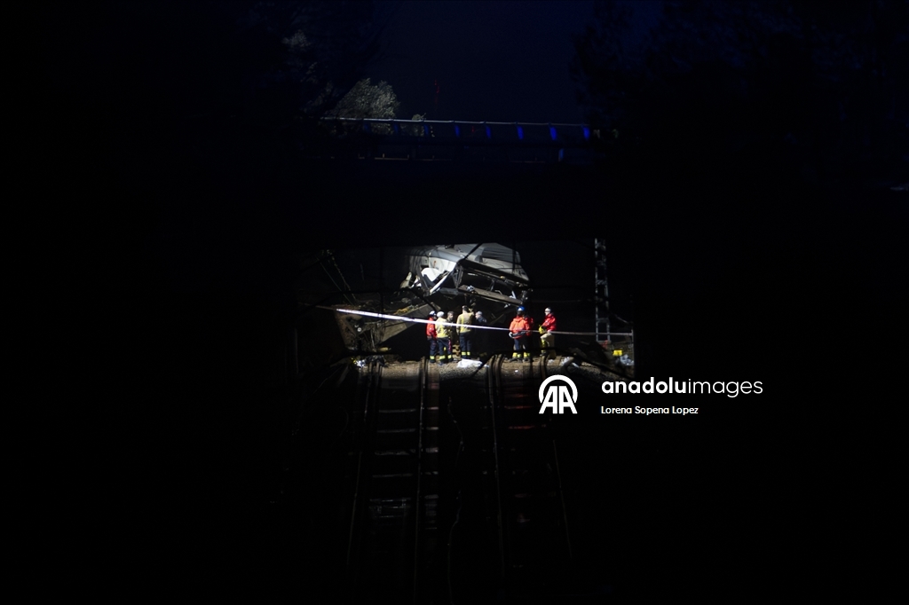 Власти Испании объявили трехдневный траур после смертельного столкновения двух скоростных поездов