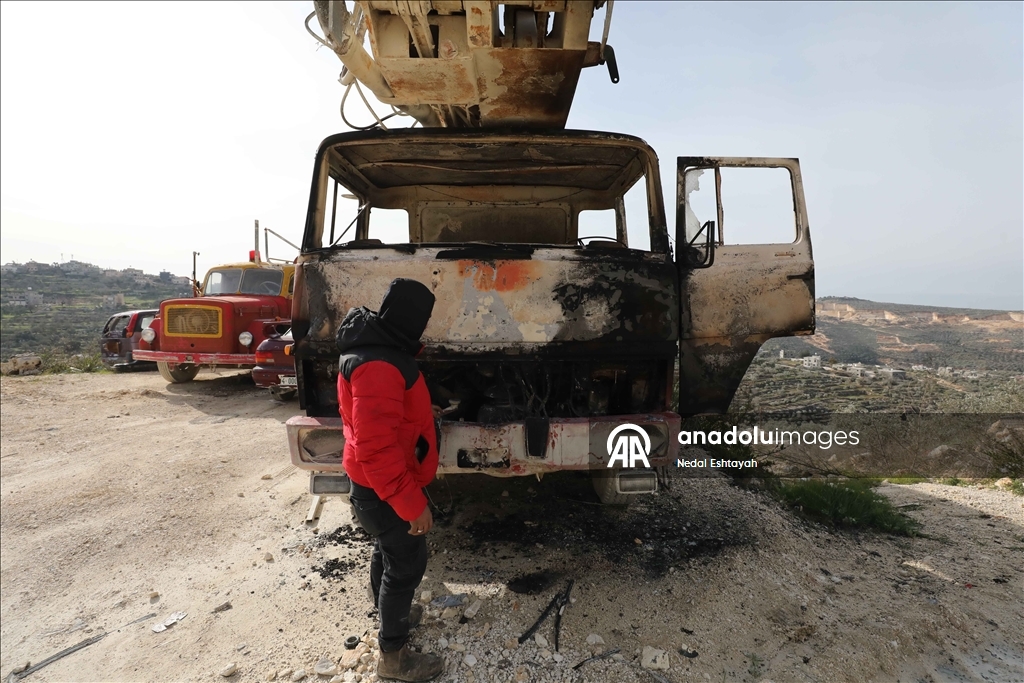 مستوطنون يحرقون 3 جرافات وسيارة بهجوم على قرية شمالي الضفة