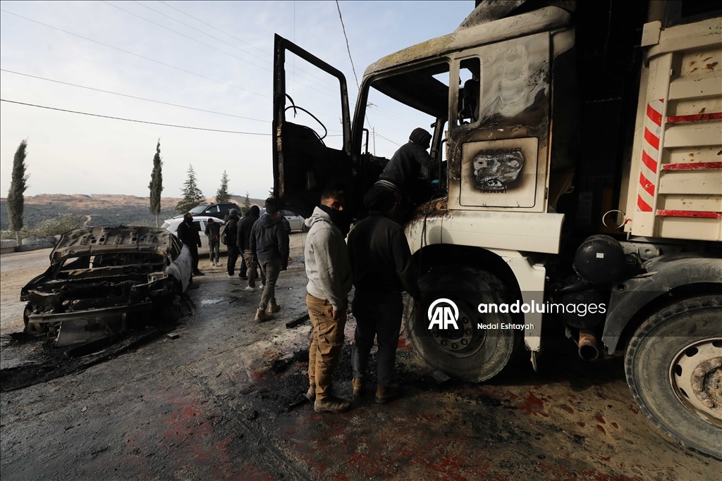 مستوطنون يحرقون 3 جرافات وسيارة بهجوم على قرية شمالي الضفة