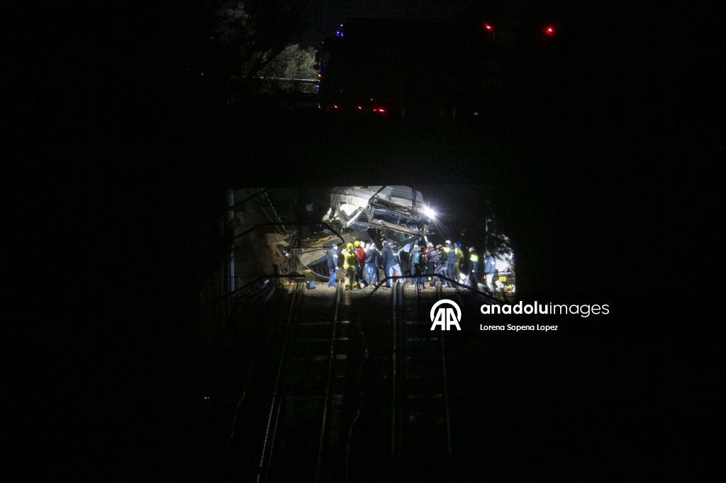 Власти Испании объявили трехдневный траур после смертельного столкновения двух скоростных поездов