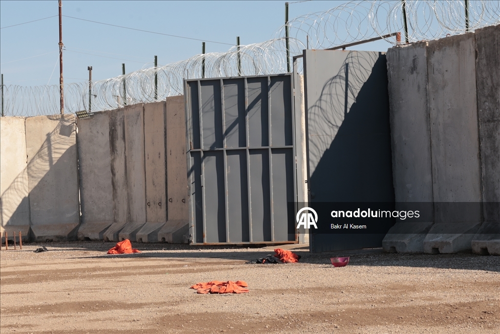 Агентство «Анадолу» зафиксировало тюрьму в городе Шеддади на севере Сирии, где террористическая организация YPG/SDG освободила боевиков ДЕАШ