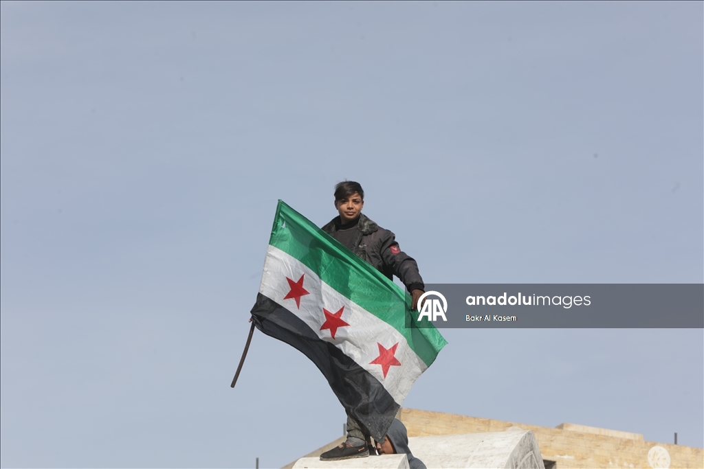 YPG/SDG'den kurtarılan Aktan Hapishanesi önünde Suriyeli aileler sevdiklerini arıyor