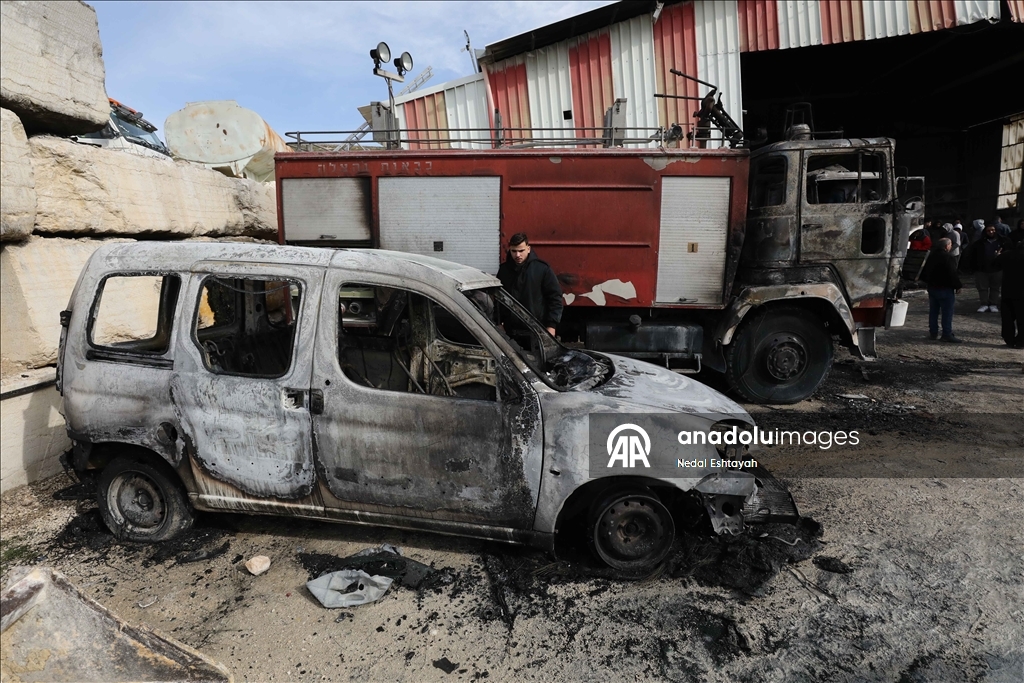 مستوطنون يحرقون 3 جرافات وسيارة بهجوم على قرية شمالي الضفة