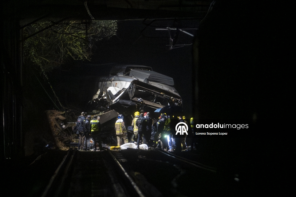 Власти Испании объявили трехдневный траур после смертельного столкновения двух скоростных поездов