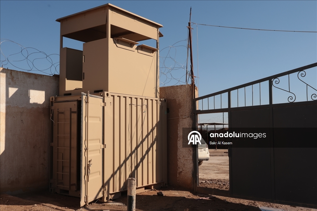 Агентство «Анадолу» зафиксировало тюрьму в городе Шеддади на севере Сирии, где террористическая организация YPG/SDG освободила боевиков ДЕАШ