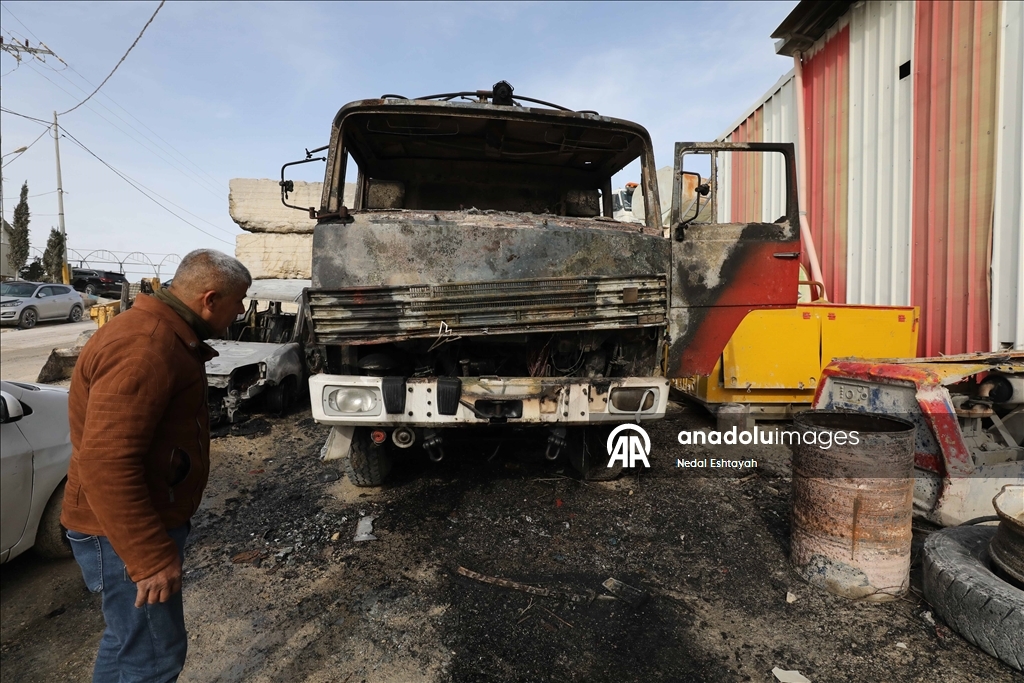 مستوطنون يحرقون 3 جرافات وسيارة بهجوم على قرية شمالي الضفة