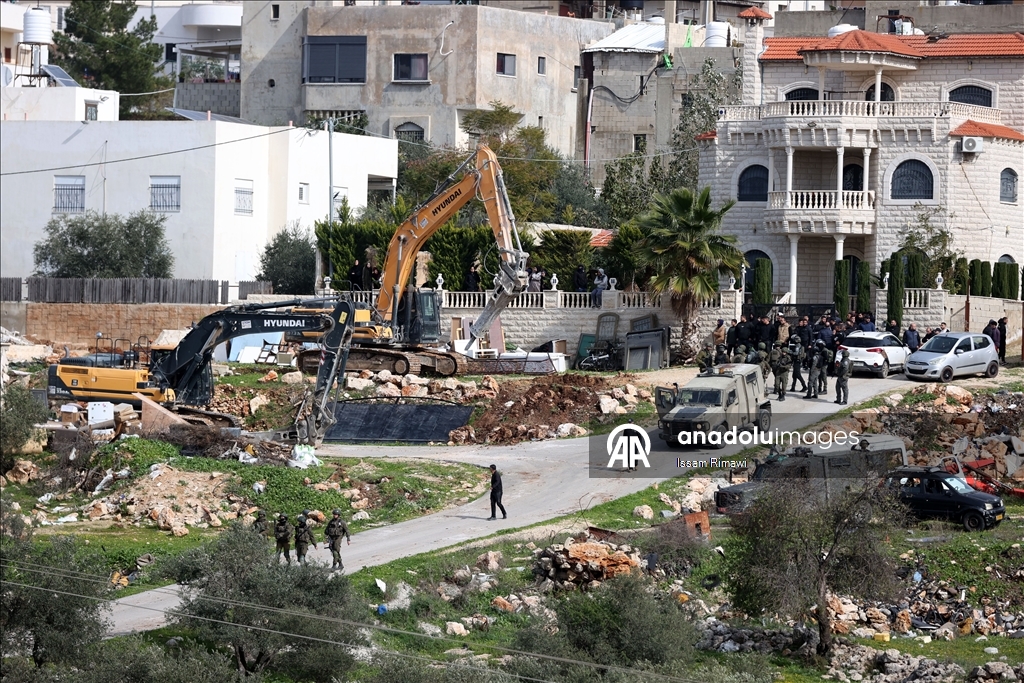 الجيش الإسرائيلي يهدم 3 منازل فلسطينية غربي رام الله 