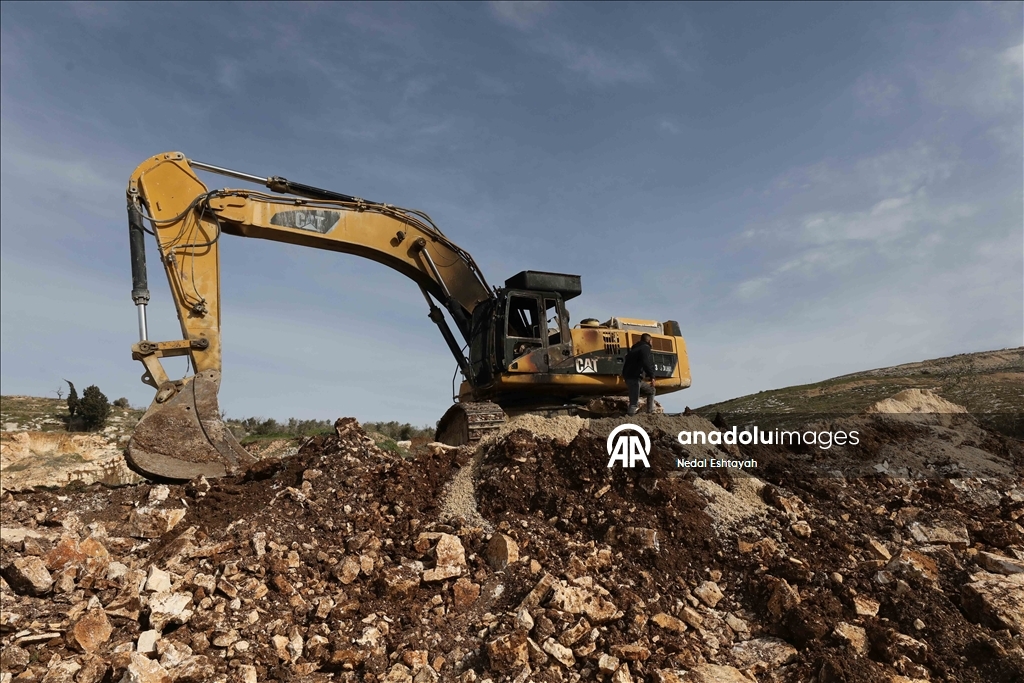 مستوطنون يحرقون 3 جرافات وسيارة بهجوم على قرية شمالي الضفة