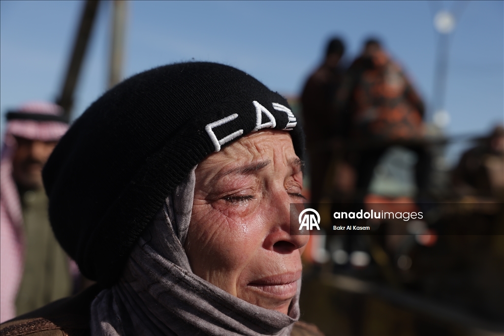 YPG/SDG'den kurtarılan Aktan Hapishanesi önünde Suriyeli aileler sevdiklerini arıyor