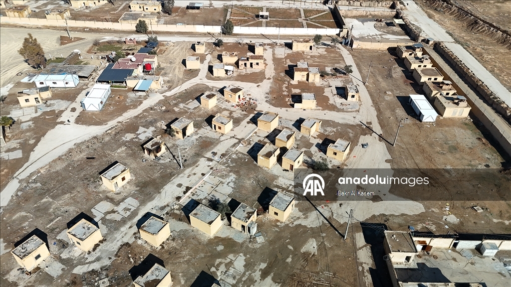 Агентство «Анадолу» зафиксировало тюрьму в городе Шеддади на севере Сирии, где террористическая организация YPG/SDG освободила боевиков ДЕАШ