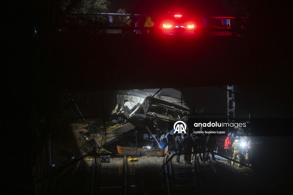 Власти Испании объявили трехдневный траур после смертельного столкновения двух скоростных поездов