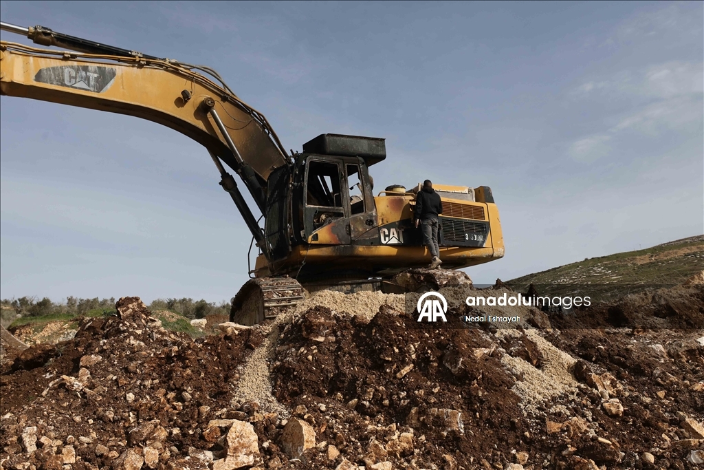 مستوطنون يحرقون 3 جرافات وسيارة بهجوم على قرية شمالي الضفة