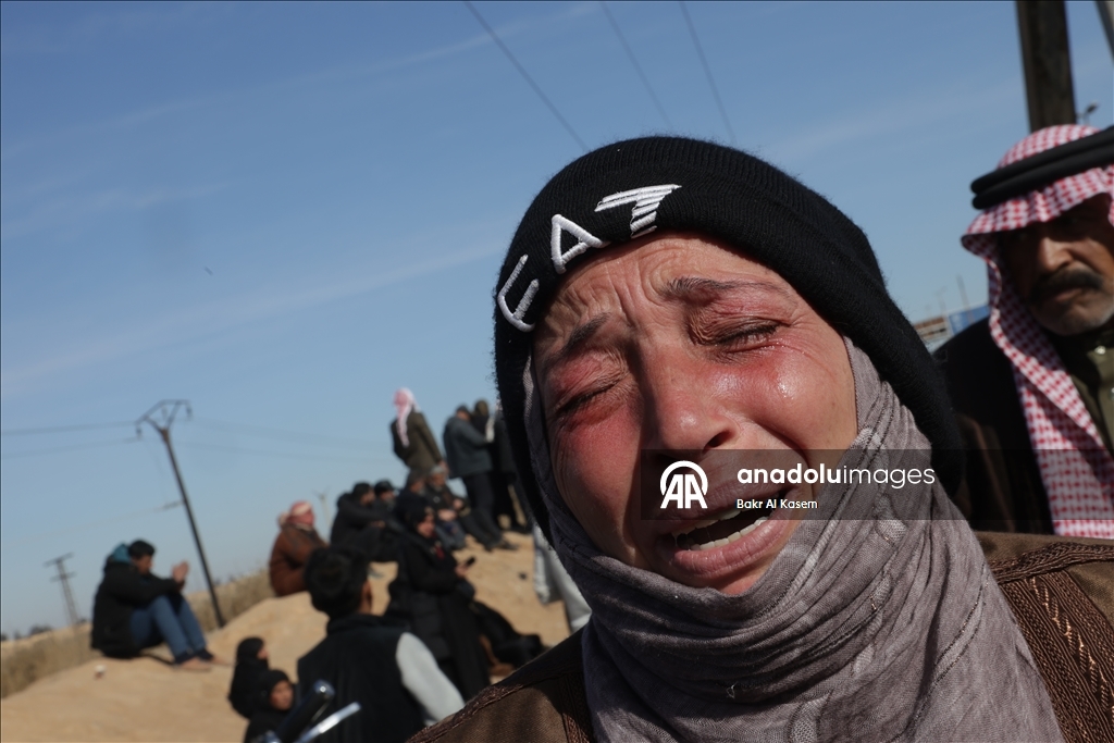 YPG/SDG'den kurtarılan Aktan Hapishanesi önünde Suriyeli aileler sevdiklerini arıyor