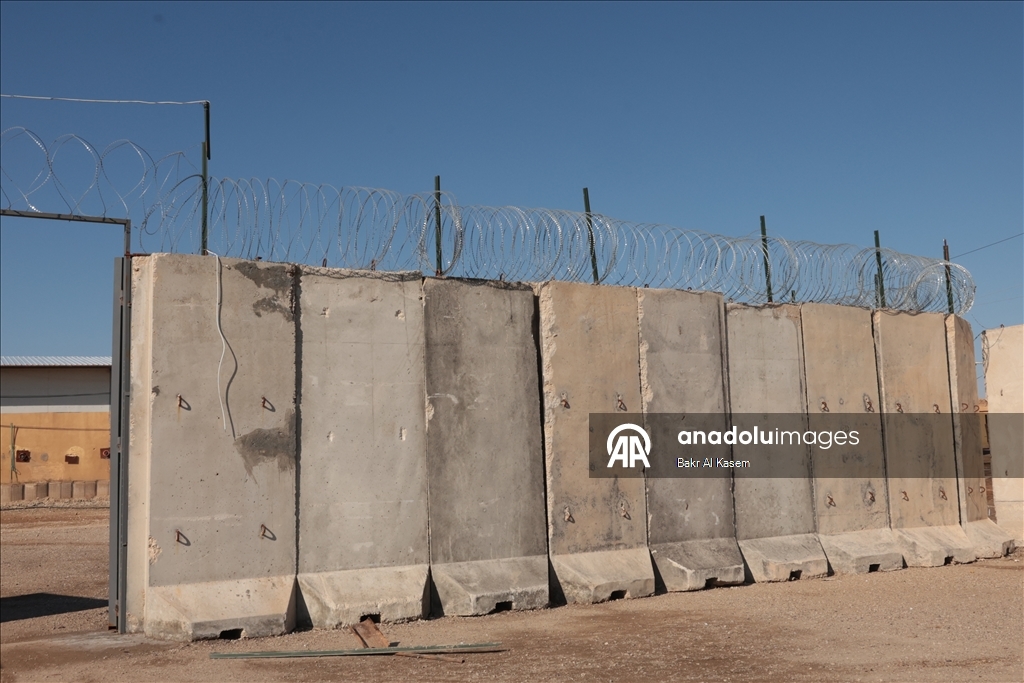 Агентство «Анадолу» зафиксировало тюрьму в городе Шеддади на севере Сирии, где террористическая организация YPG/SDG освободила боевиков ДЕАШ