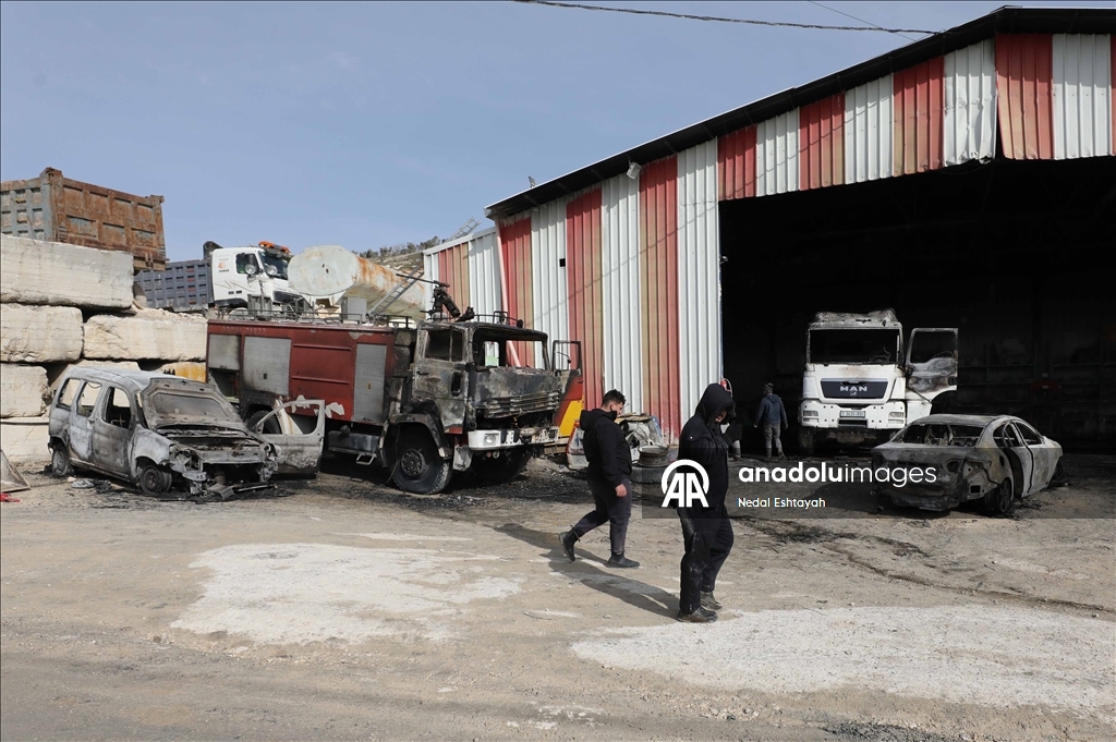 مستوطنون يحرقون 3 جرافات وسيارة بهجوم على قرية شمالي الضفة