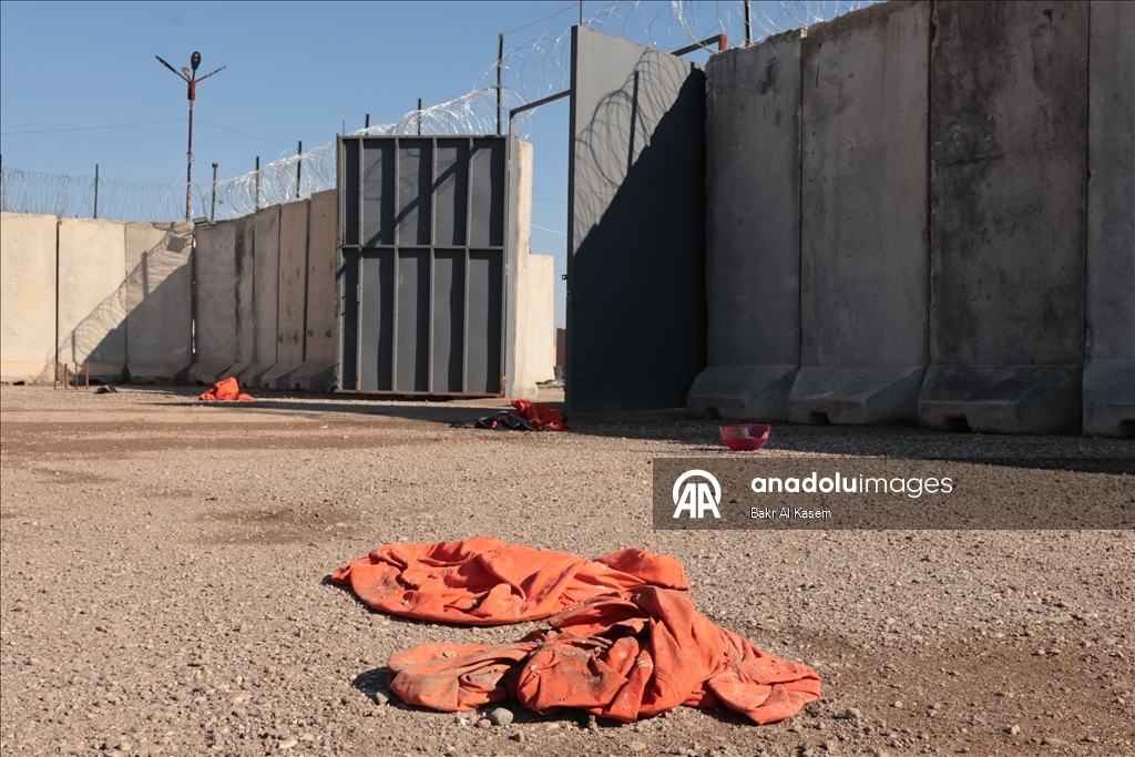 Агентство «Анадолу» зафиксировало тюрьму в городе Шеддади на севере Сирии, где террористическая организация YPG/SDG освободила боевиков ДЕАШ
