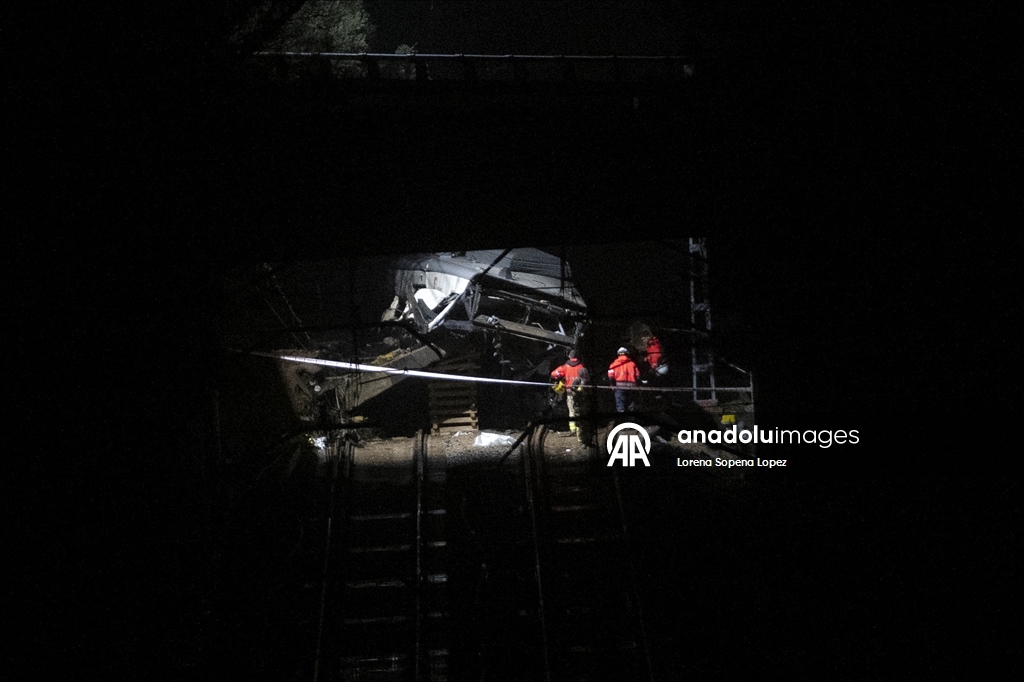 Власти Испании объявили трехдневный траур после смертельного столкновения двух скоростных поездов