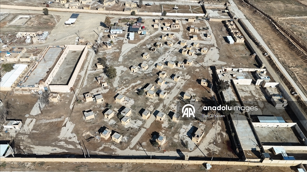 Агентство «Анадолу» зафиксировало тюрьму в городе Шеддади на севере Сирии, где террористическая организация YPG/SDG освободила боевиков ДЕАШ