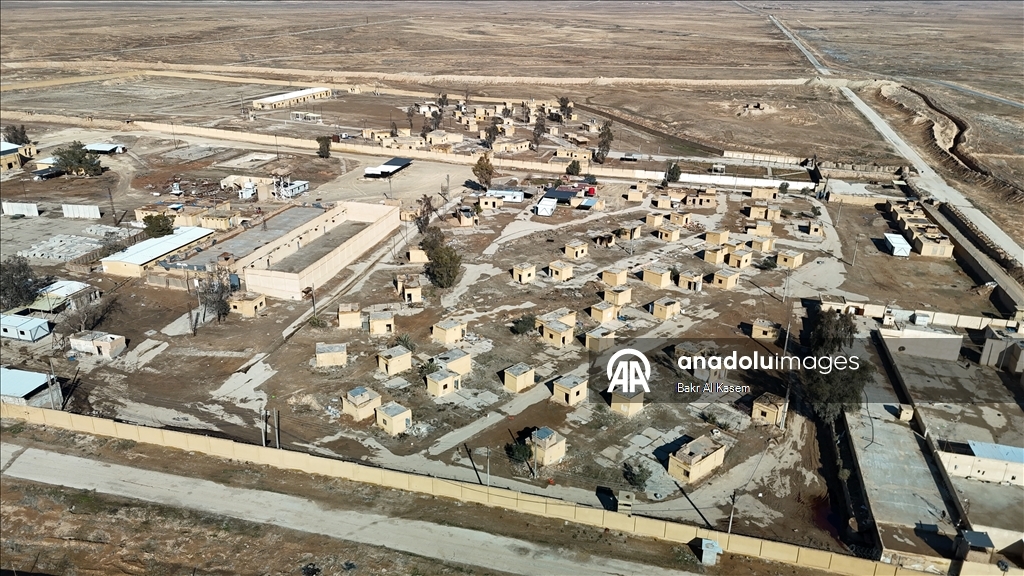 Агентство «Анадолу» зафиксировало тюрьму в городе Шеддади на севере Сирии, где террористическая организация YPG/SDG освободила боевиков ДЕАШ