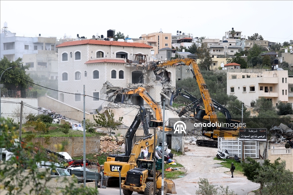الجيش الإسرائيلي يهدم 3 منازل فلسطينية غربي رام الله 