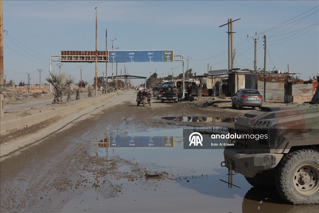 YPG/SDG'den kurtarılan Aktan Hapishanesi önünde Suriyeli aileler sevdiklerini arıyor