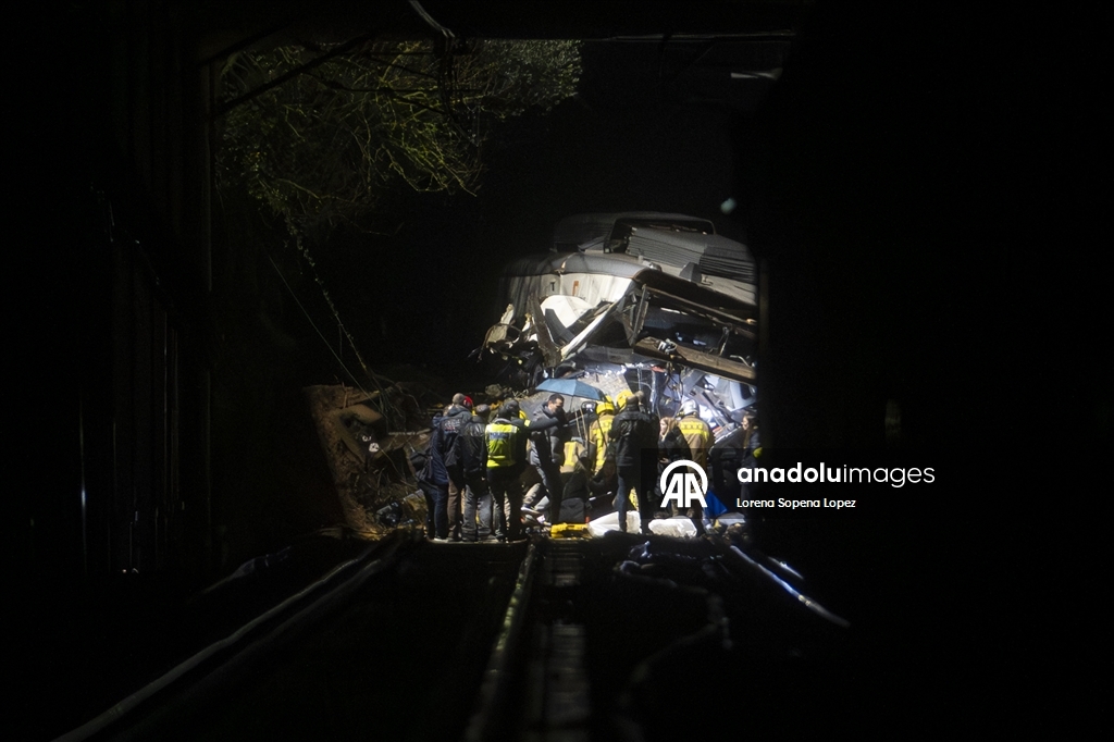 Власти Испании объявили трехдневный траур после смертельного столкновения двух скоростных поездов