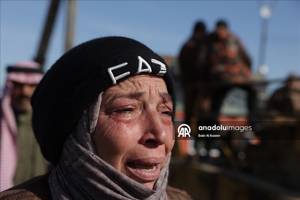 YPG/SDG'den kurtarılan Aktan Hapishanesi önünde Suriyeli aileler sevdiklerini arıyor