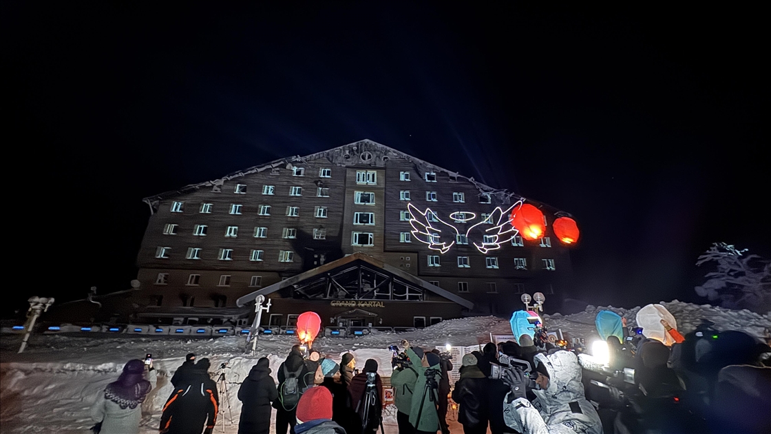 Kartalkaya'daki Grand Kartal Otel yangınında hayatını kaybedenler anıldı