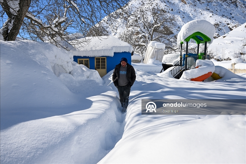 Li Wanê li taxên ku stûriya berfê ji 2 metreyan derbas bûye zivistan dijwar derbas dibe