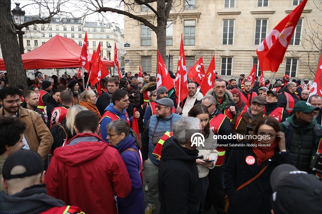 Paris’te 1 Mayıs resmi tatilinin değiştirilmesine karşı miting düzenlendi