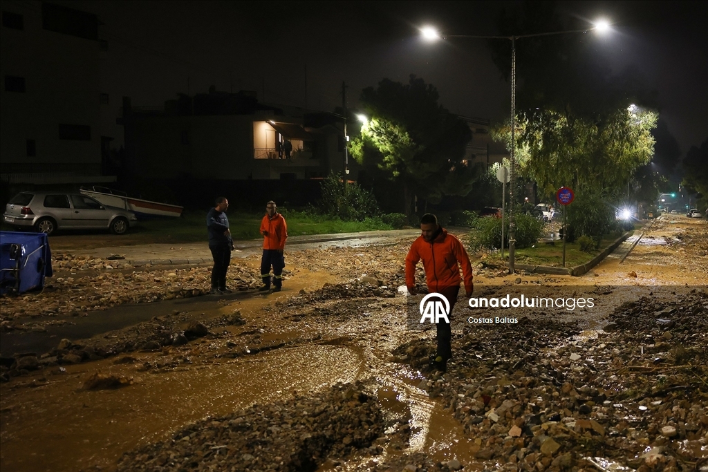 Yunanistan'da olumsuz hava koşulları nedeniyle 2 kişi hayatını kaybetti 