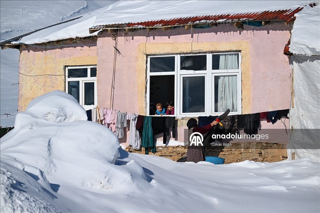 Li Wanê li taxên ku stûriya berfê ji 2 metreyan derbas bûye zivistan dijwar derbas dibe