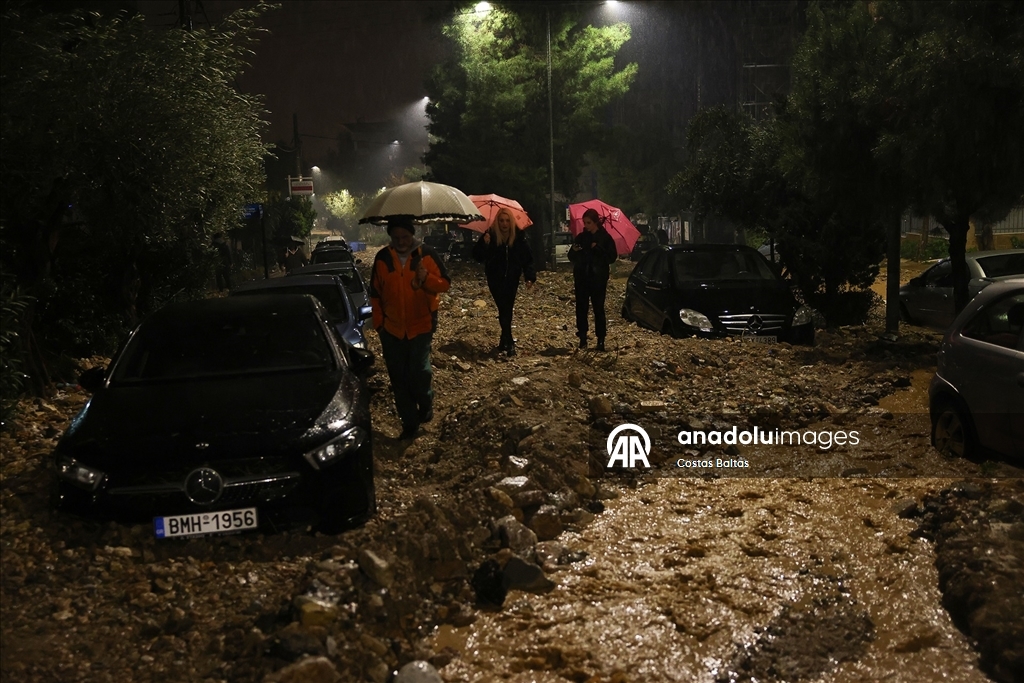 Yunanistan'da olumsuz hava koşulları nedeniyle 2 kişi hayatını kaybetti 