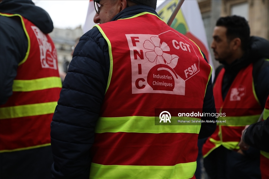 Paris’te 1 Mayıs resmi tatilinin değiştirilmesine karşı miting düzenlendi