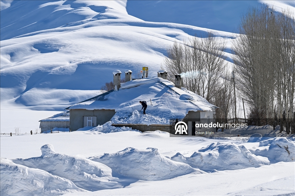 Li Wanê li taxên ku stûriya berfê ji 2 metreyan derbas bûye zivistan dijwar derbas dibe