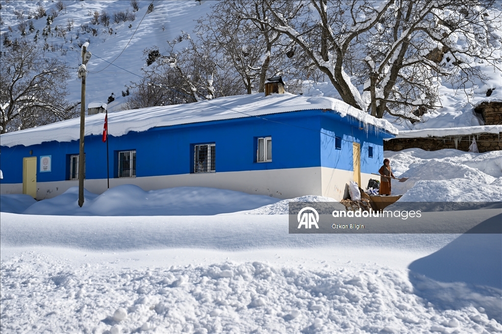 Li Wanê li taxên ku stûriya berfê ji 2 metreyan derbas bûye zivistan dijwar derbas dibe