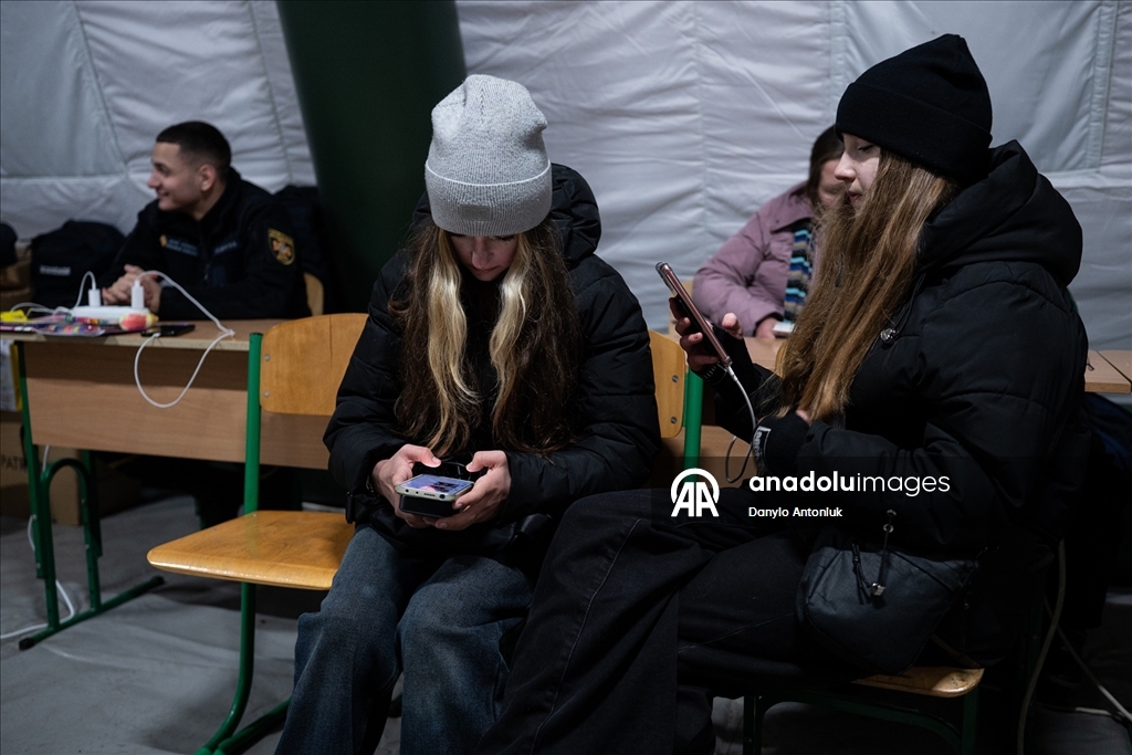 Ukraynalılar elektrik kesintilerine karşı 'Yenilmezlik Noktaları'na sığınıyor