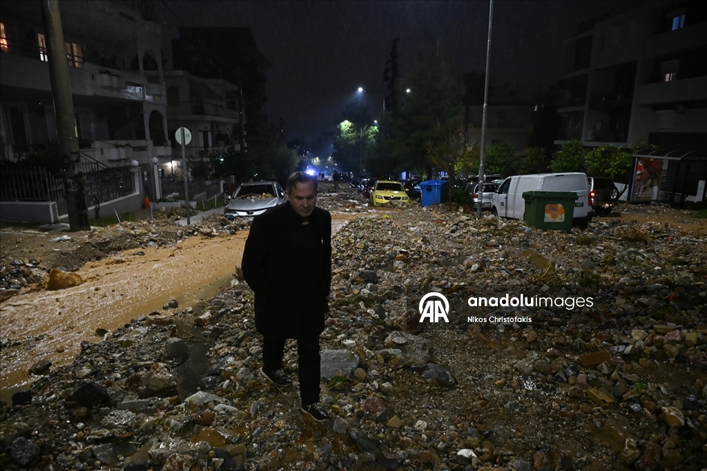 Yunanistan'da olumsuz hava koşulları nedeniyle 2 kişi hayatını kaybetti 