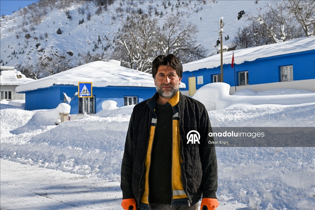 Li Wanê li taxên ku stûriya berfê ji 2 metreyan derbas bûye zivistan dijwar derbas dibe