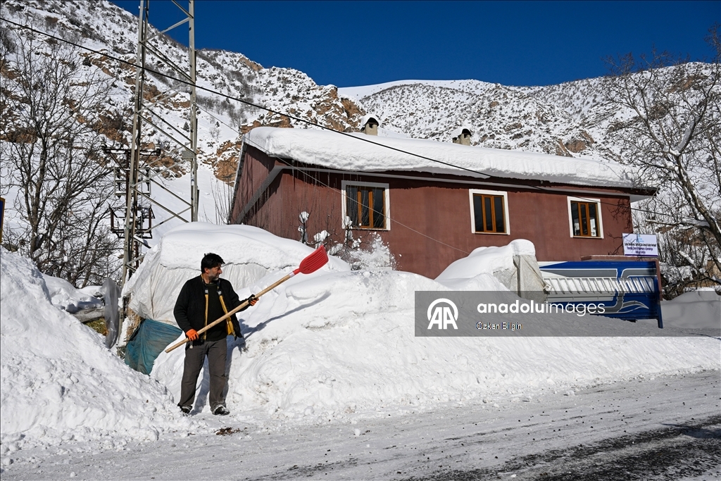 Li Wanê li taxên ku stûriya berfê ji 2 metreyan derbas bûye zivistan dijwar derbas dibe