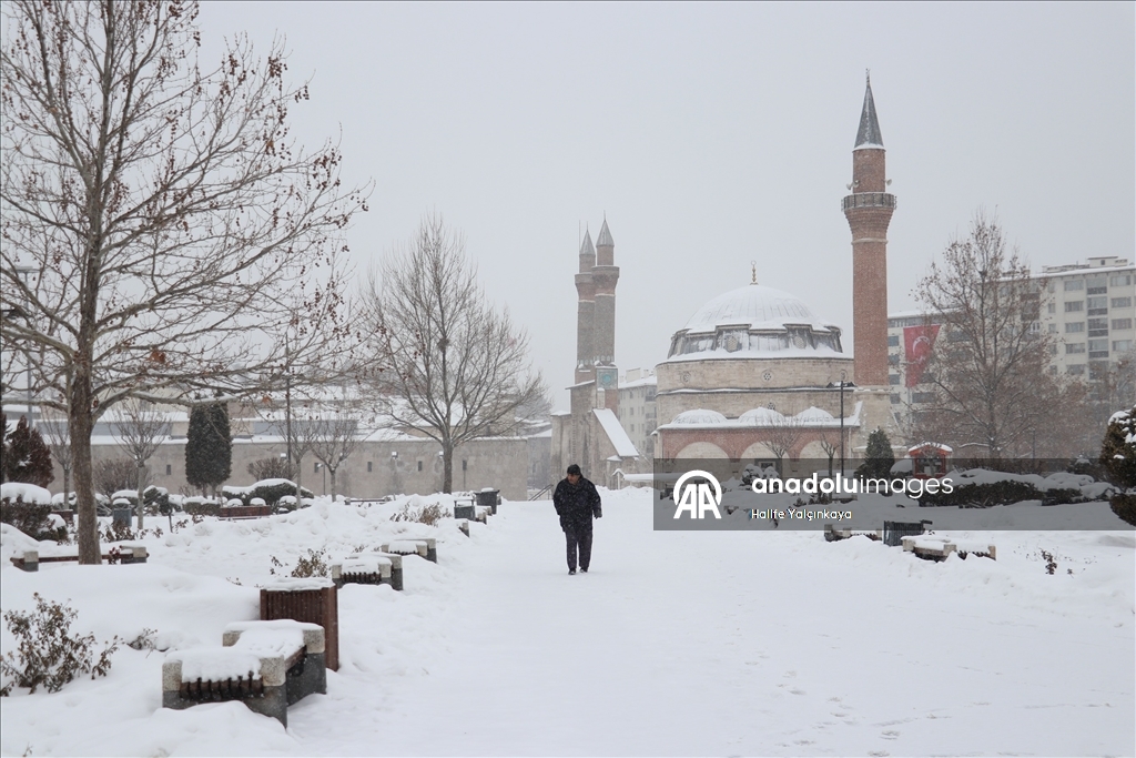 Sivas'ta kar yağışı ve soğuk hava etkili oluyor
