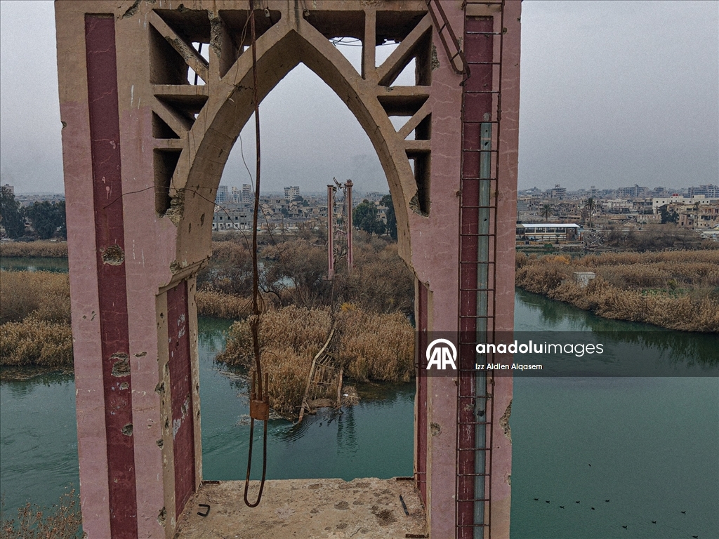 Suriye'nin Deyrizor ilinde 15 yıldır hedef alınan köprüler, halkın yaşamını durma noktasına getirdi